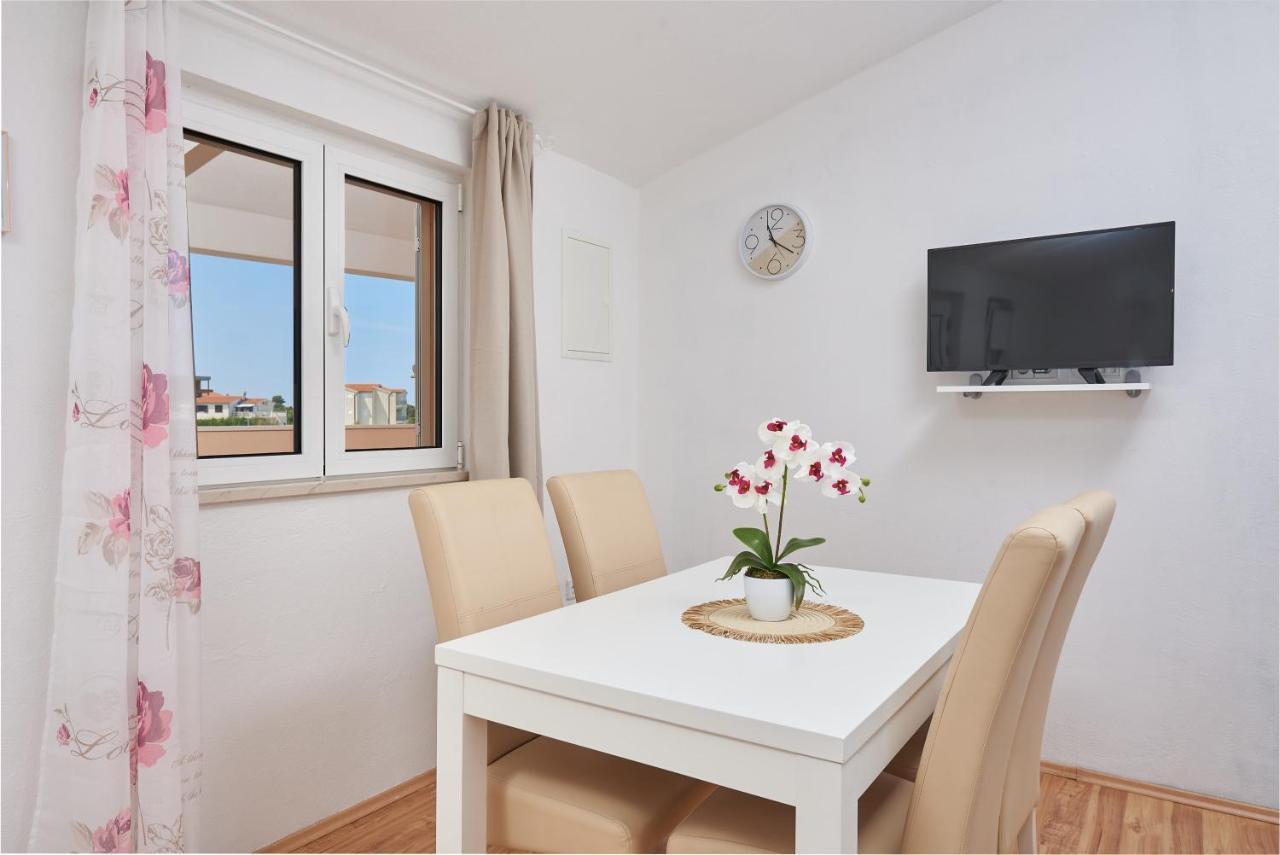 Apartments Lumi โรกอซนิซา ภายนอก รูปภาพ